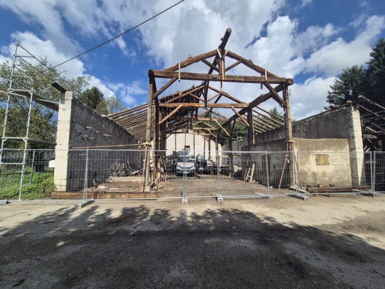 Dépose de la charpente, vue depuis l'extérieur