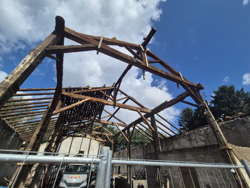 Ancienne charpente de la grange en cours de dépose