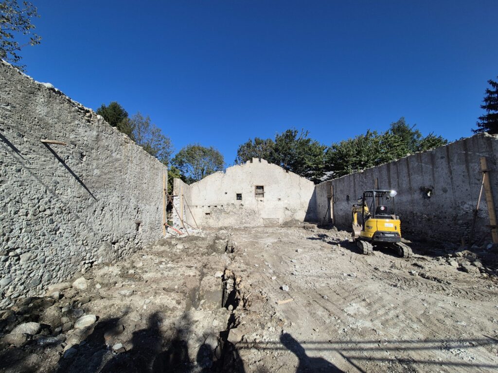 Grange curée et terrassement en cours à la mini-pelle