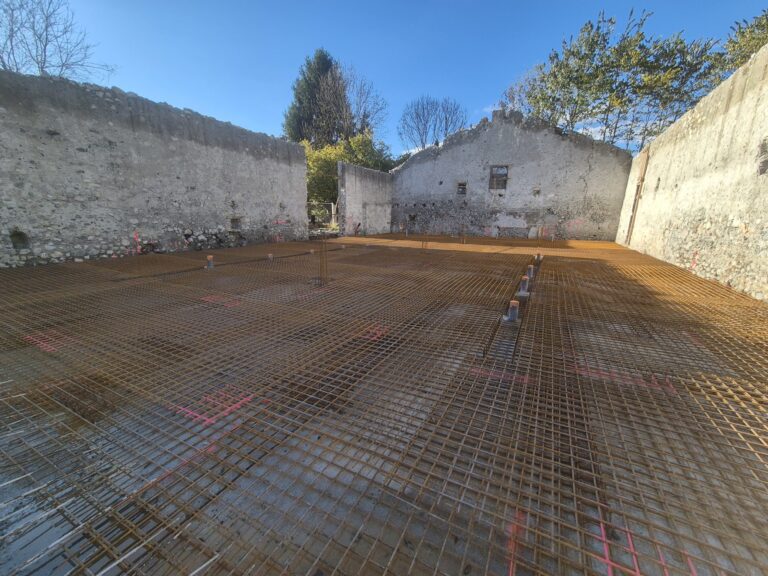 Treillis soudé en place avant le coulage du dallage de 350 m²