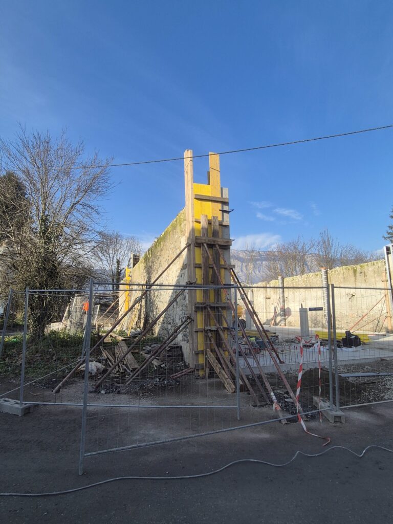 Coffrage étayé d'un poteau de grande hauteur