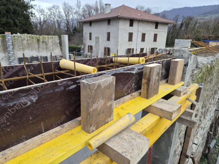 Coffrage du chaînage périphérique en tête de mur
