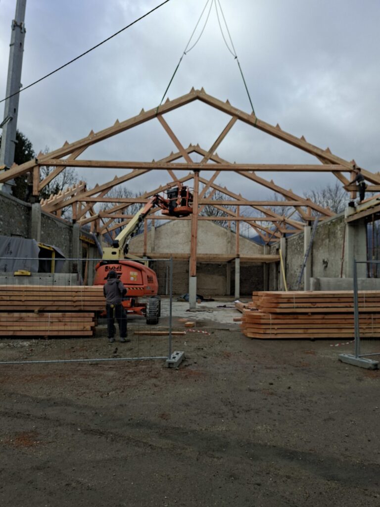 Pose de la nouvelle charpente sur les poteaux en béton armé