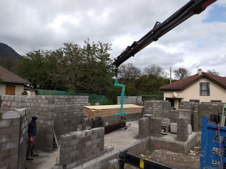 Murs en blocs béton du rez-de-chaussée et grue de déchargement