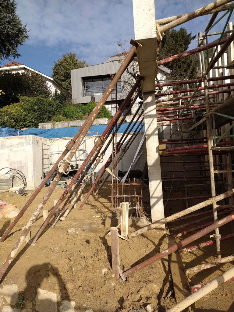 Coffrage et étaiement du garage double en béton armé