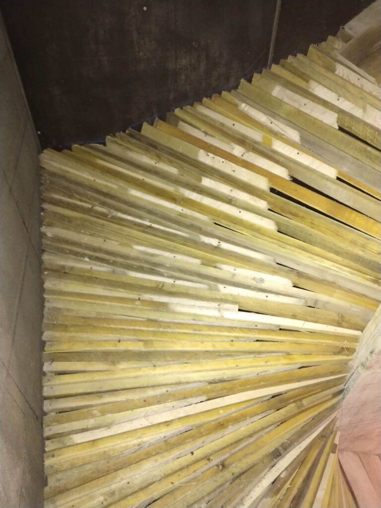 Petites sections de bois formant la courbe de la paillasse