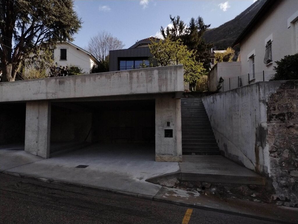 Garage double en béton armé terminé, en bordure de route
