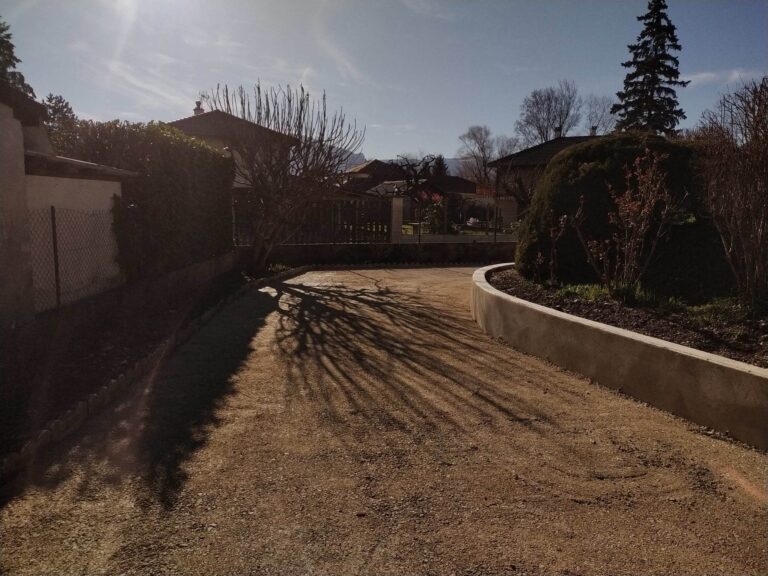 Cour et accès à la maison bordés d'un muret