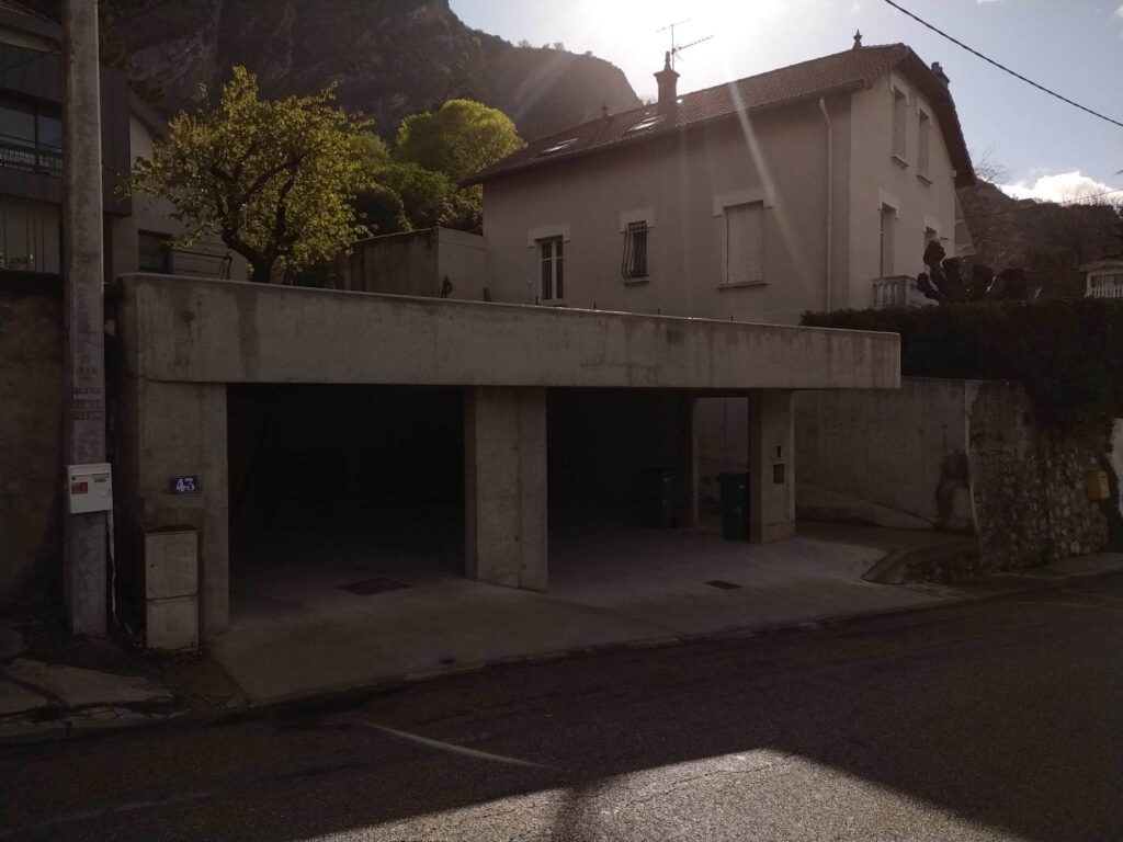 Façade du garage double et escalier extérieur