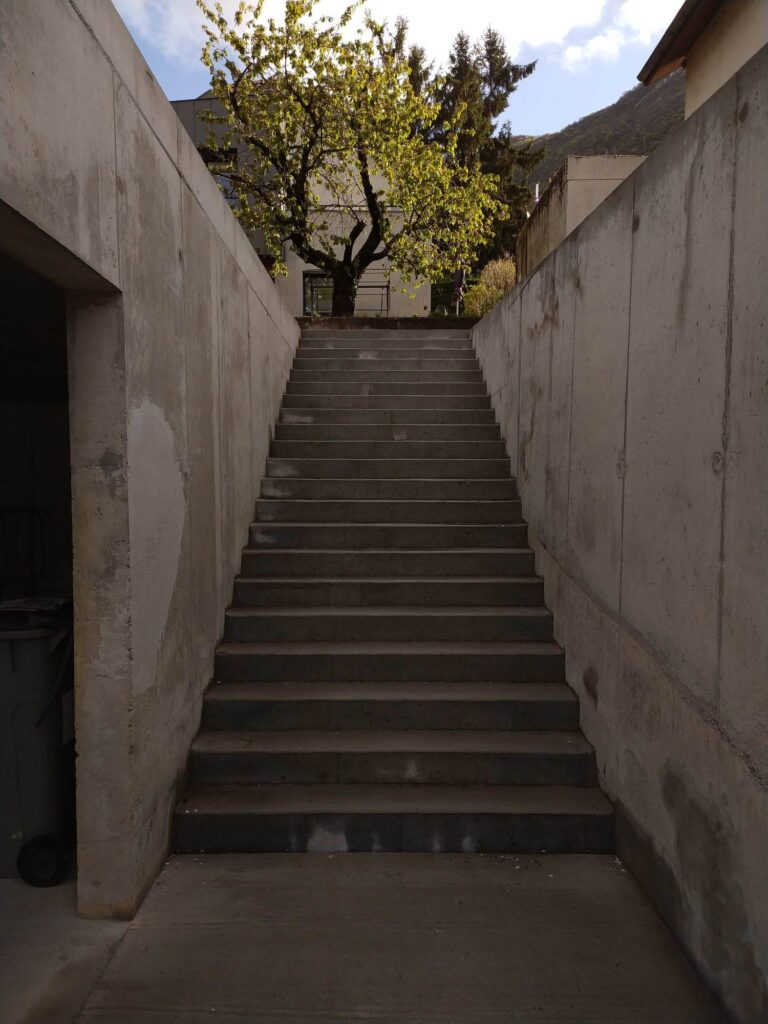 Escalier extérieur en béton armé accolé au garage