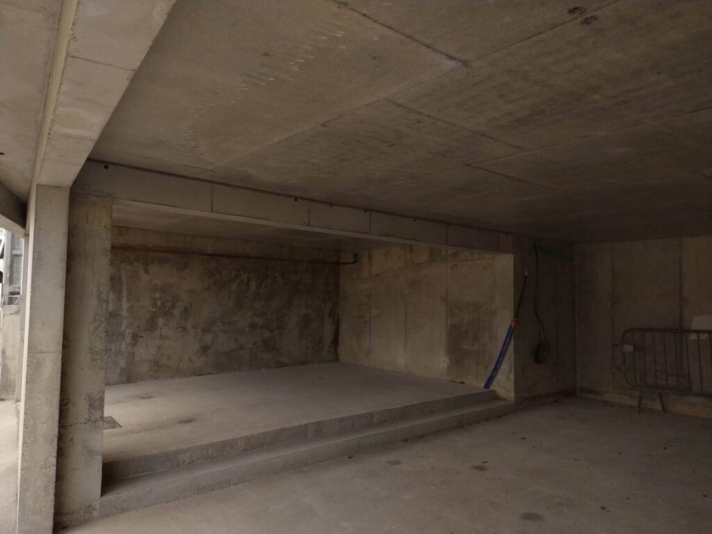 Intérieur du garage double en béton brut