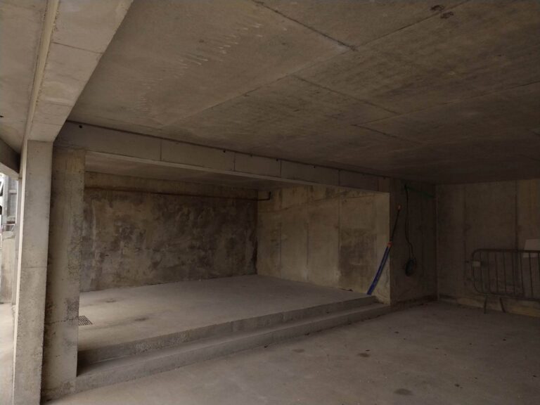 Intérieur du garage double en béton brut