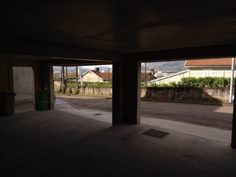 Intérieur du garage et poteau en béton armé