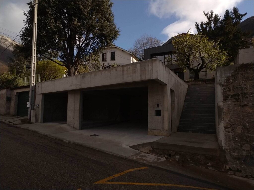 Garage double et toiture-terrasse à végétaliser