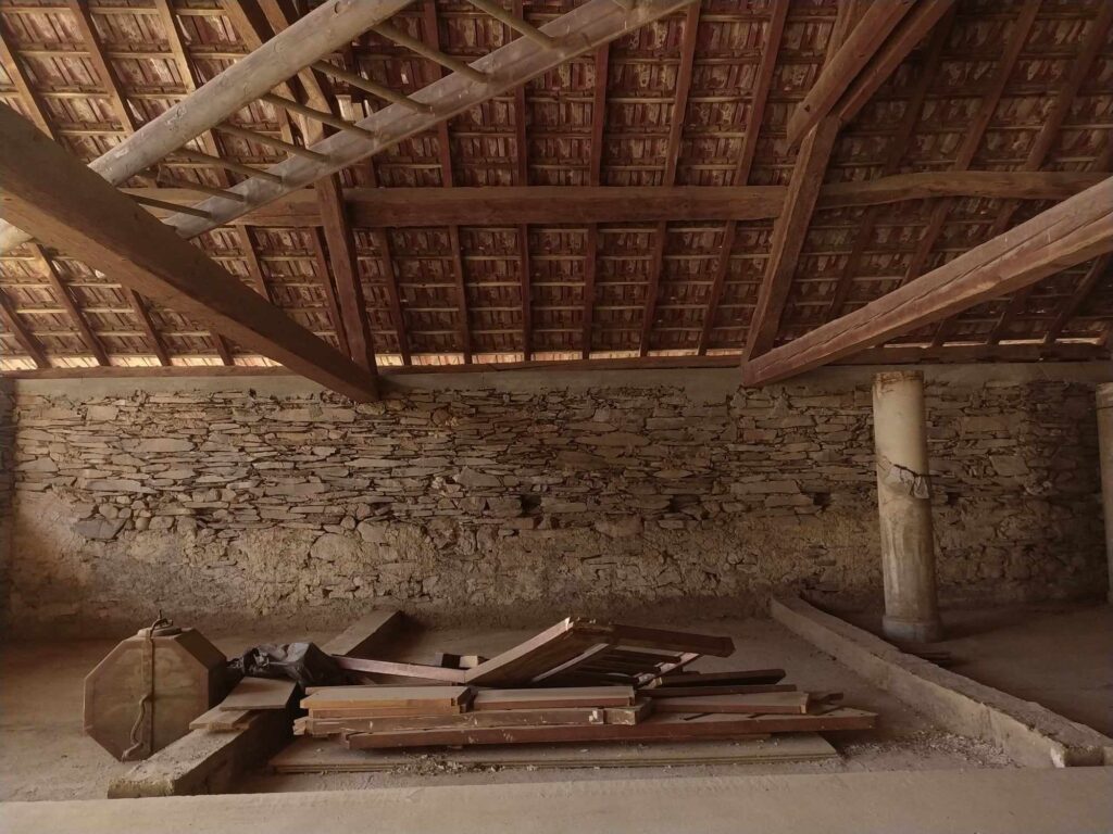 Chaînage en béton sous la charpente