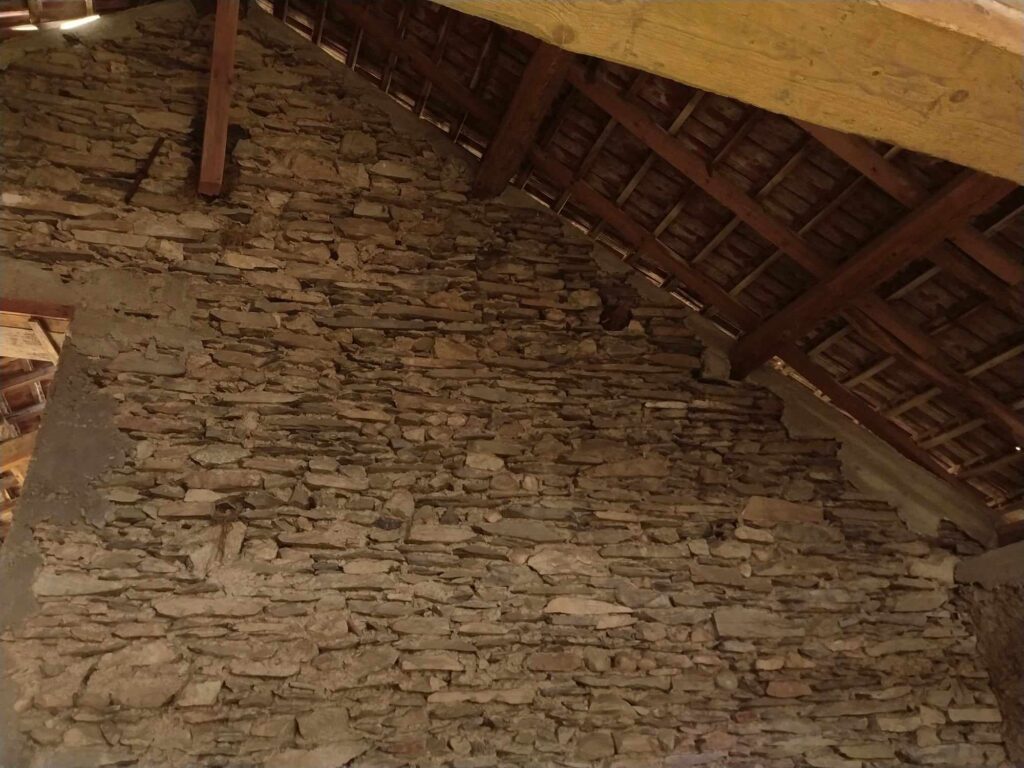 Chaînage périphérique en tête des murs en pierre