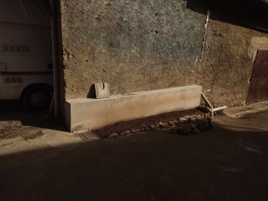 Mur à contrefort contenant un faux aplomb d'une dizaine de centimètres