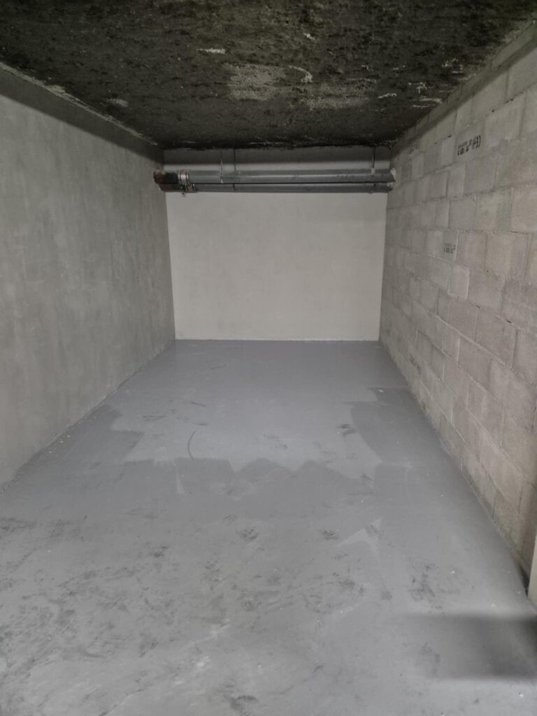 Garage refait : dallage en résine et parois reprises