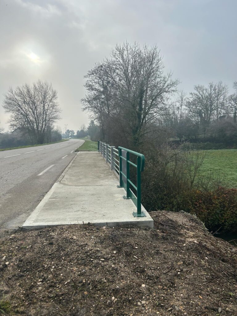Plateforme en béton coulée le long de la route