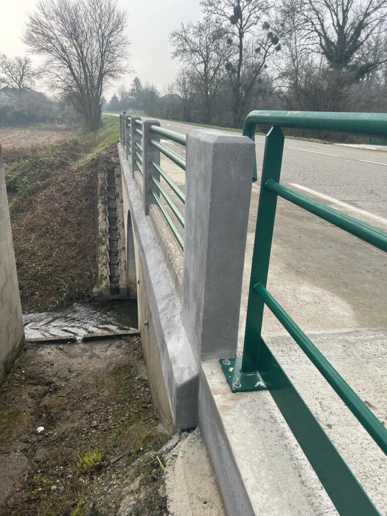 Parement du pont enduit et nouveau garde-corps