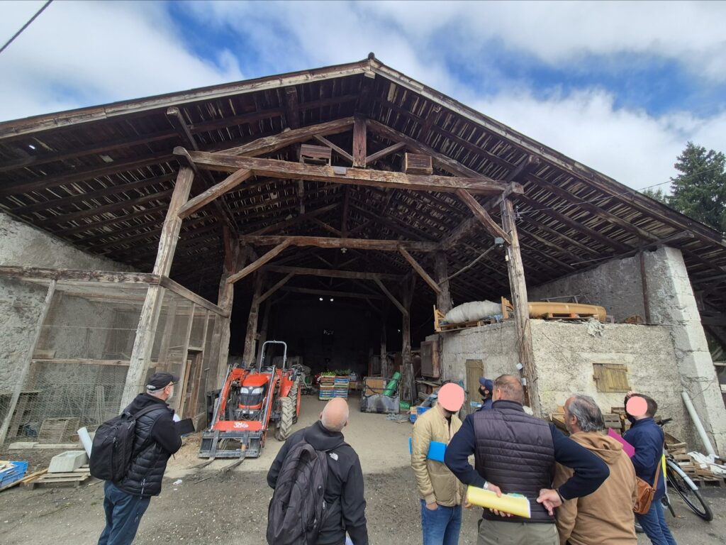 Visite de la grange avant travaux, sous l'ancienne charpente