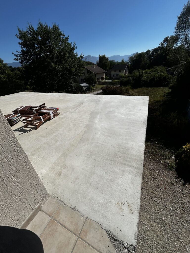 Dalle en béton de la terrasse surélevée de 46 m² à Saint-Sulpice, vue de dessus