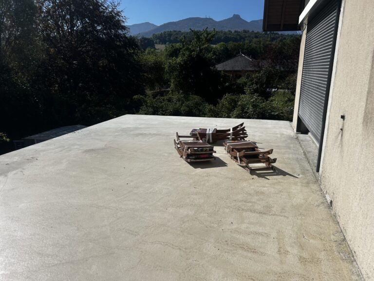 Nouvelle dalle de terrasse en béton le long de la façade
