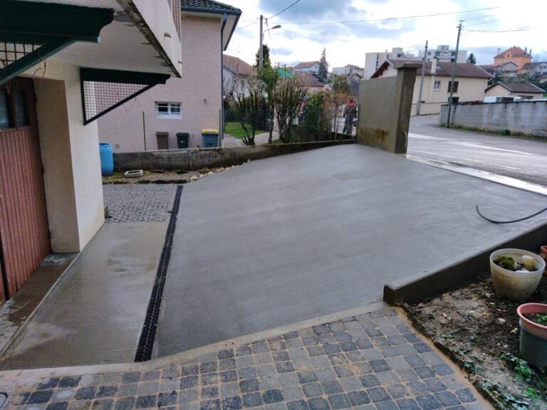 Plateforme en béton pour l'accès au garage