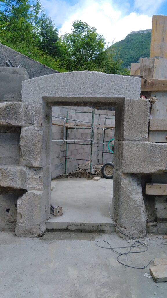 Encadrement en pierres de taille de récupération pendant les travaux