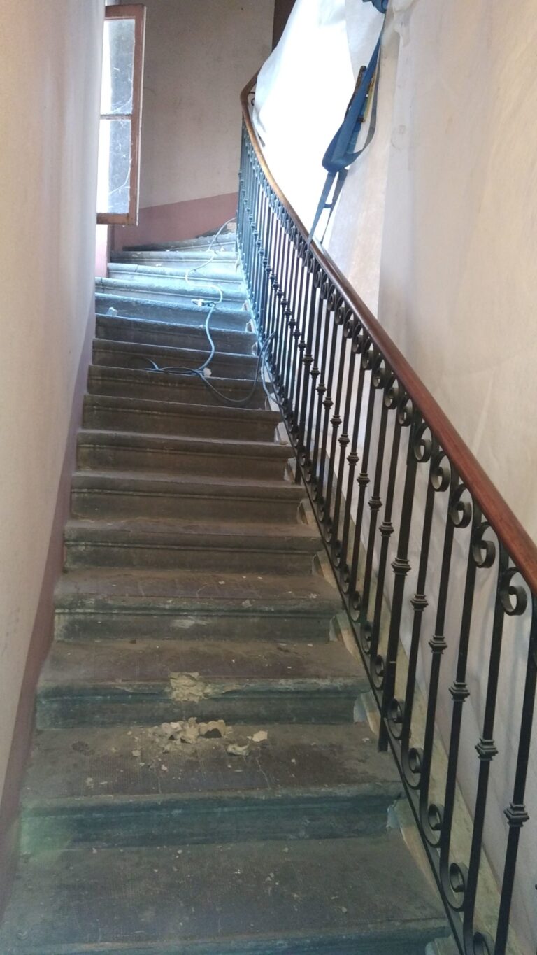 Escalier en béton fragilisé avant travaux