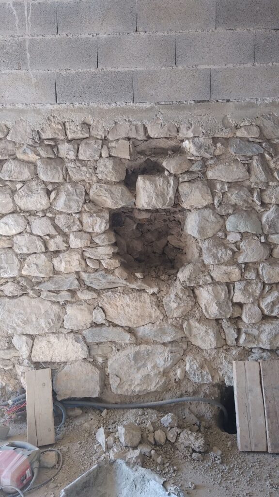 Mur en pierre d'un mètre d'épaisseur avant l'ouverture