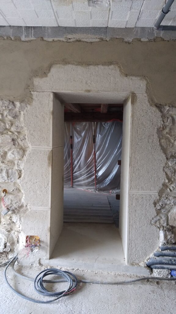 Ouverture en sous-œuvre encadrée de béton blanc imitation pierre de taille