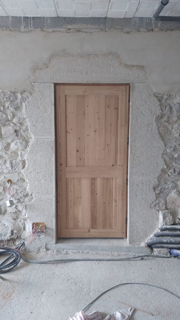 Ouverture terminée avec sa porte en bois