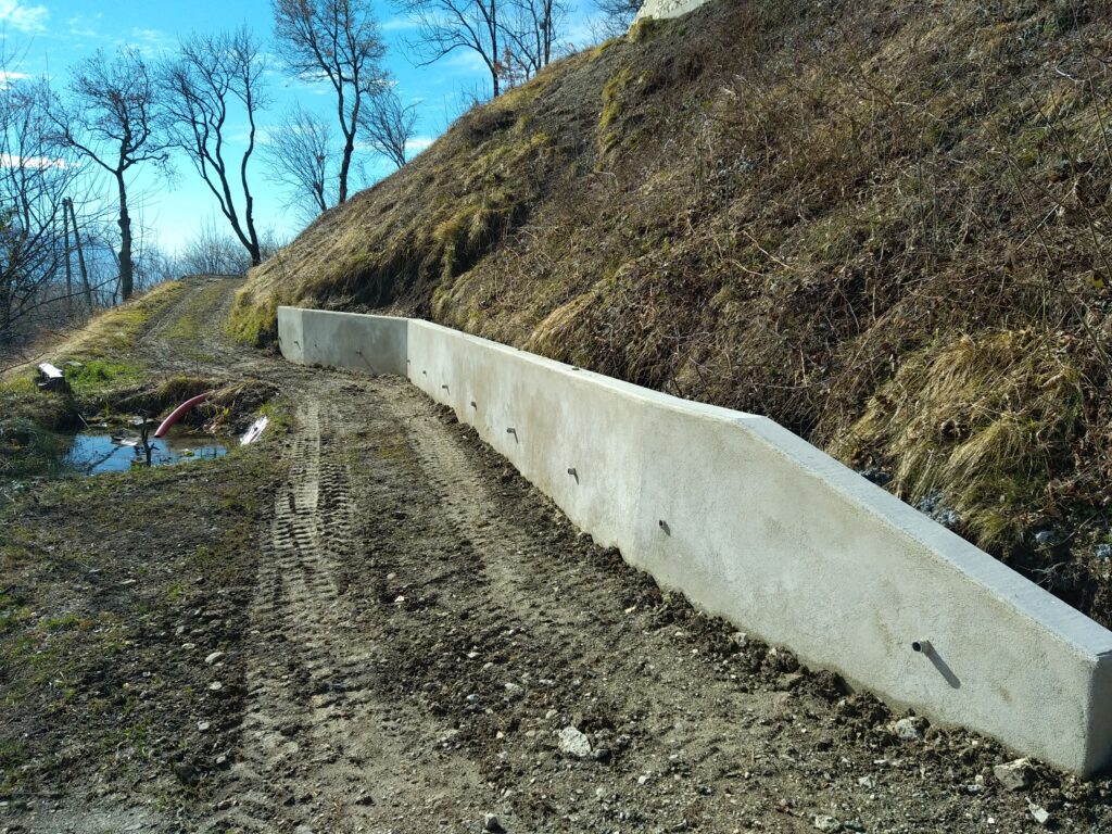 Mur de soutènement en béton sur le terrain