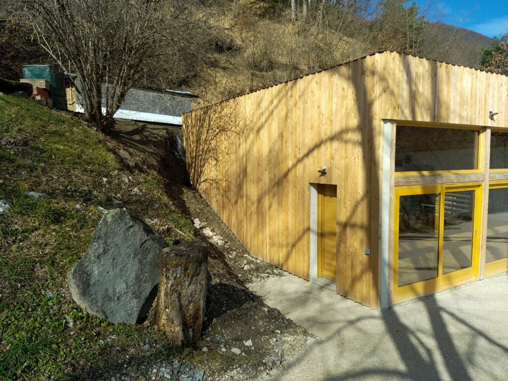 Façade du local et cour réaménagée