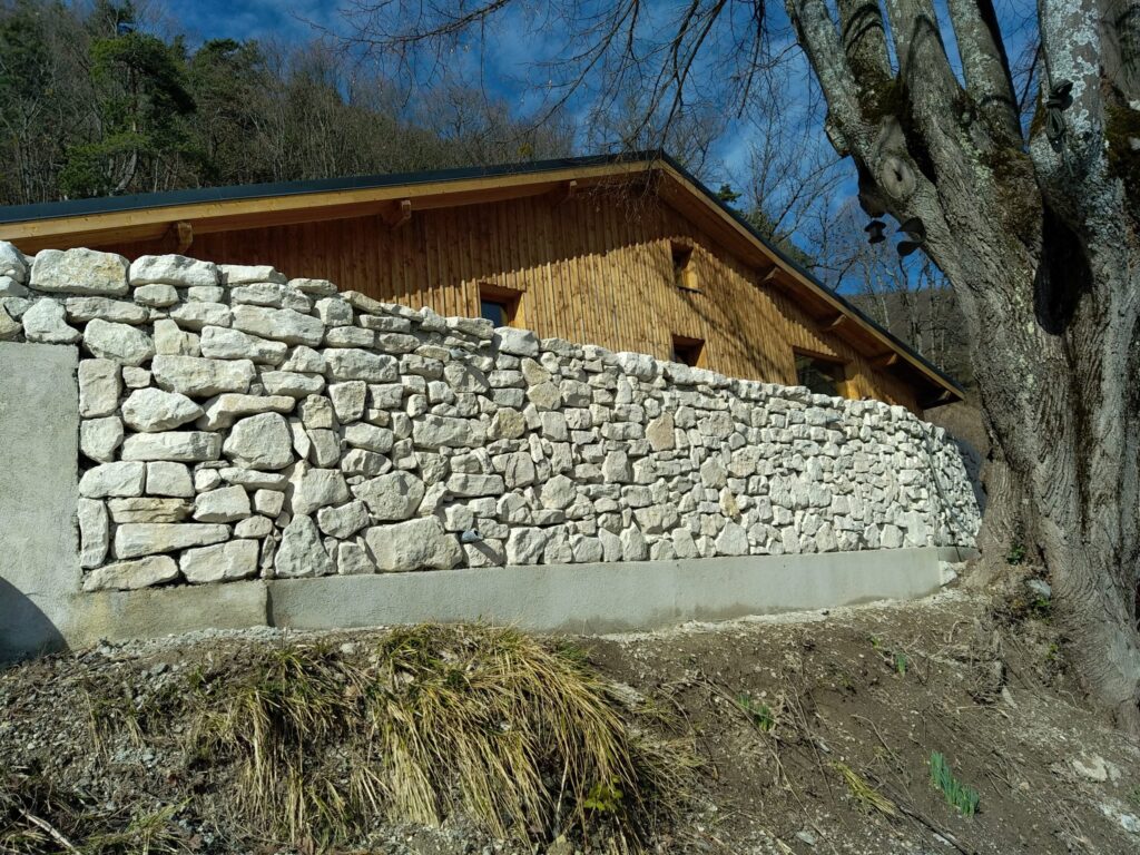 Mur de soutènement habillé de véritables pierres scellées