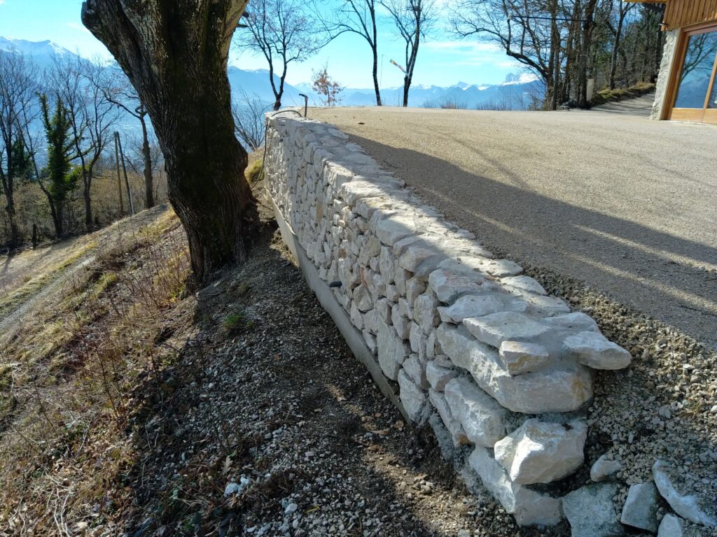 Mur de soutènement en pierres