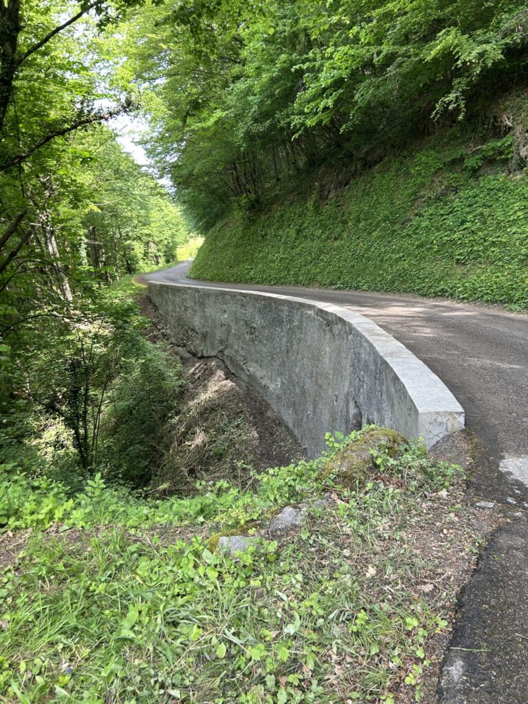 Premier mur repris, couronnement en béton le long de la route