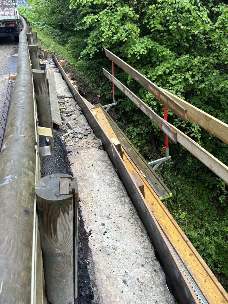 Coffrage du renfort en béton contre le premier mur en pierre