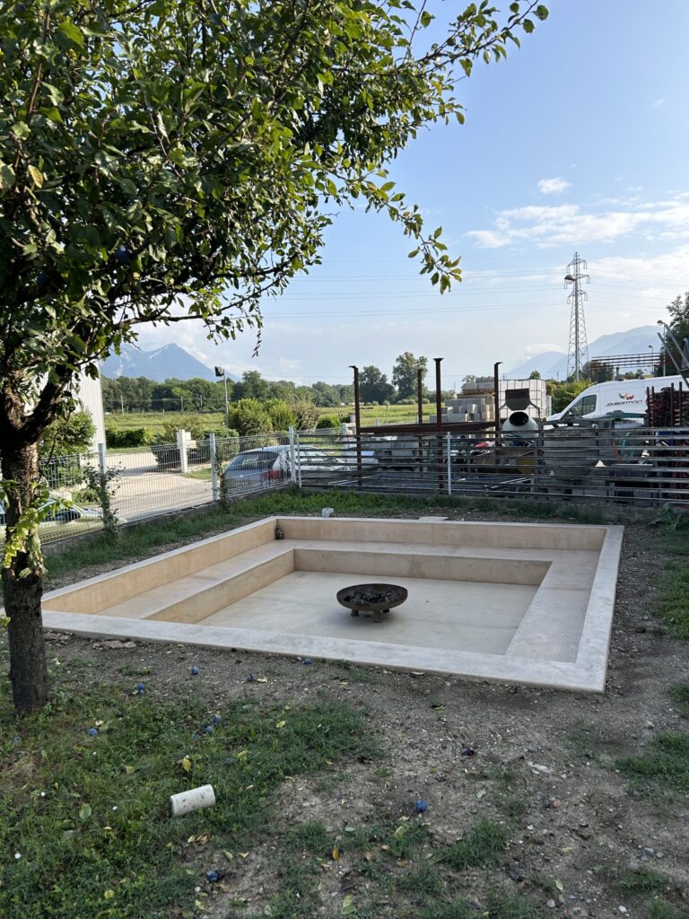 Terrasse enterrée avec son assise périphérique et un brasero