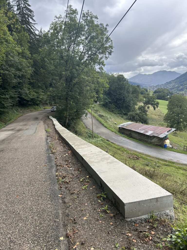 Deuxième mur terminé le long de la route