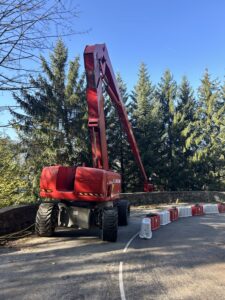 L'entretien d'un mur avec une nacelle négative