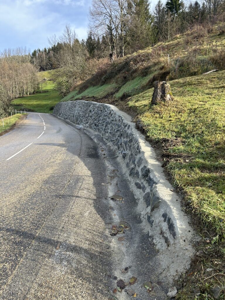 Premier mur en pierre repris, le long de la route