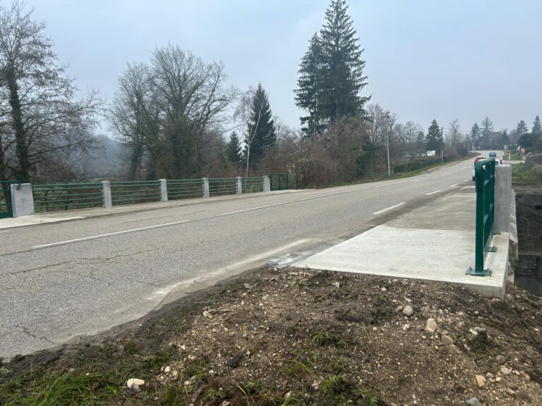 Plateforme en béton et garde-corps refaits sur le pont de Montalieu-Vercieu