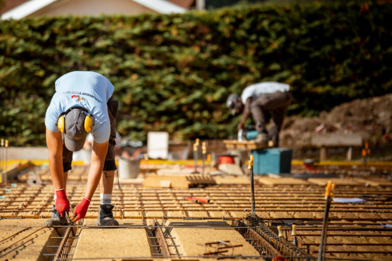 Maçon posant des armatures sur un chantier