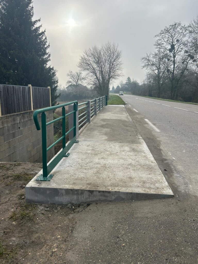 Plateforme en béton terminée et garde-corps du pont