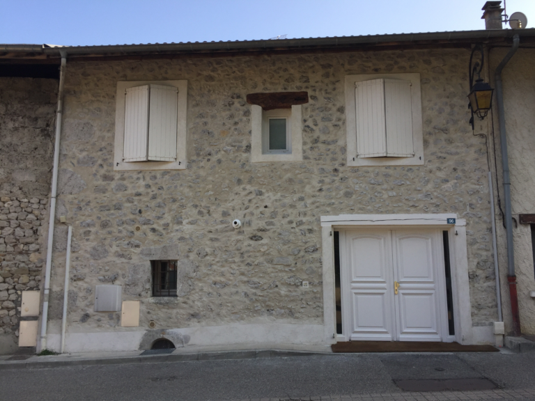 Façade en pierres après rejointoiement