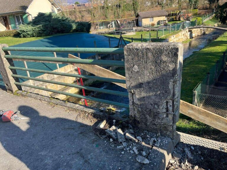 Maçonnerie du pont purgée et protection du cours d'eau