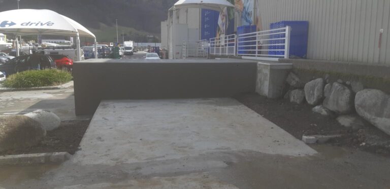 Rampe en béton du quai d'approvisionnement