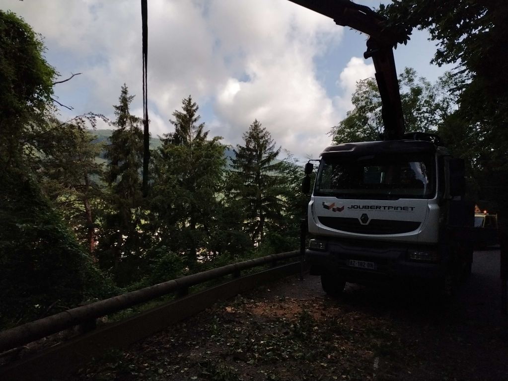 Route dégagée après le levage de l'arbre